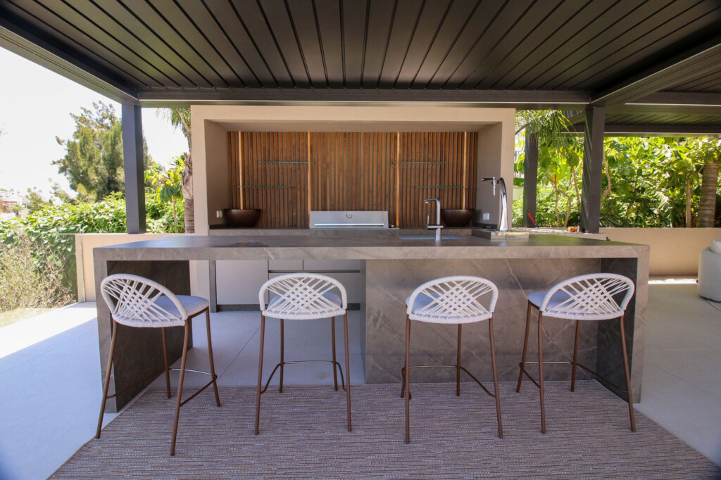 barbacoa exterior integrada en cocina de lujo, en plena Cossta del Sol