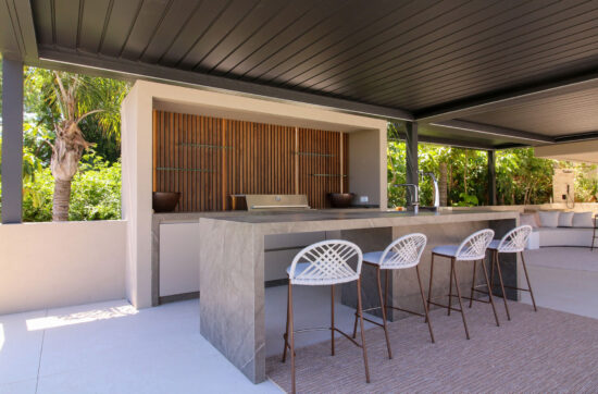 cocina con barbacoa exterior de lujo en la Costa del Sol | Kubic Design Solutions