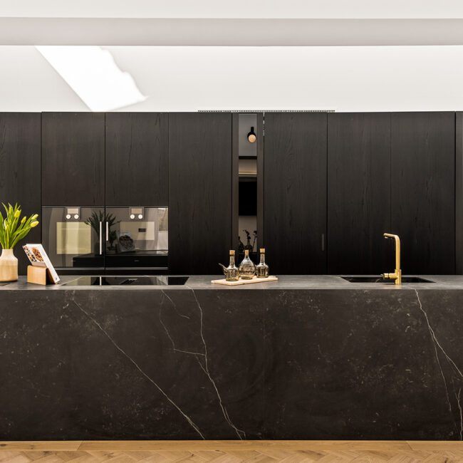 Cocina de lujo negra diseñada por Kubic Design Solutions