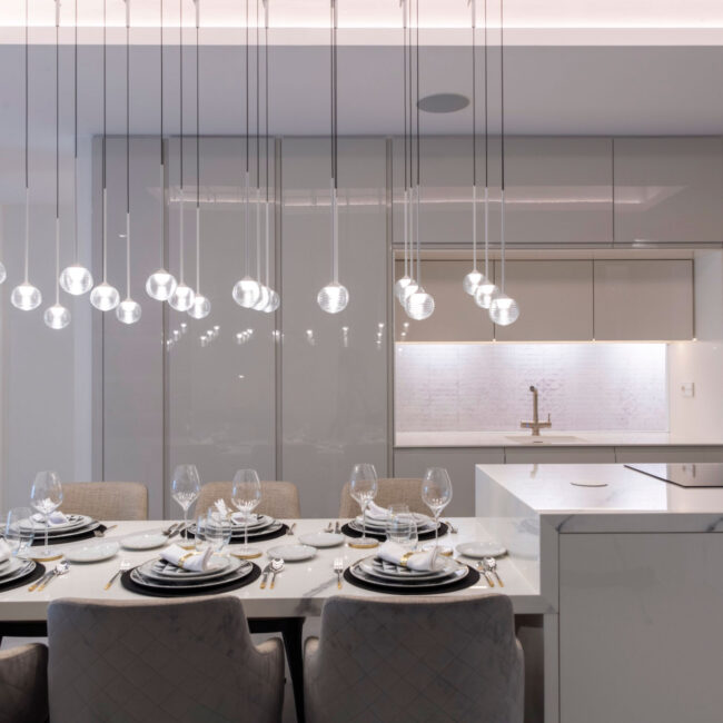 Cocina de lujo para villas con comedor integrado | Kubic Design Solutions