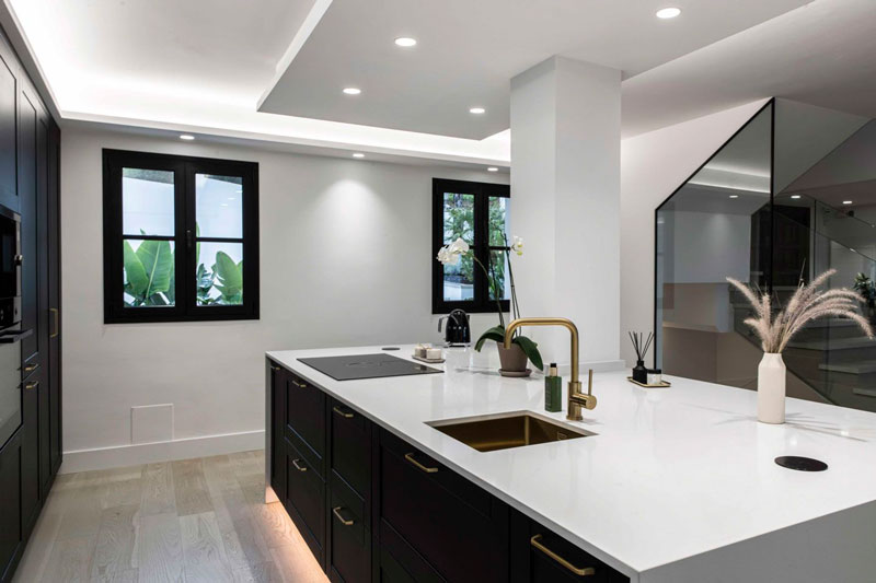 Cocina blanca y negra de lujo | Kubic Design Solutions