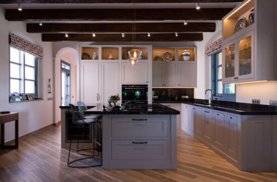 Cocina a medida en villa andaluza de Sotogrande con isla central y acabados en roble | Kubic Design Solutions