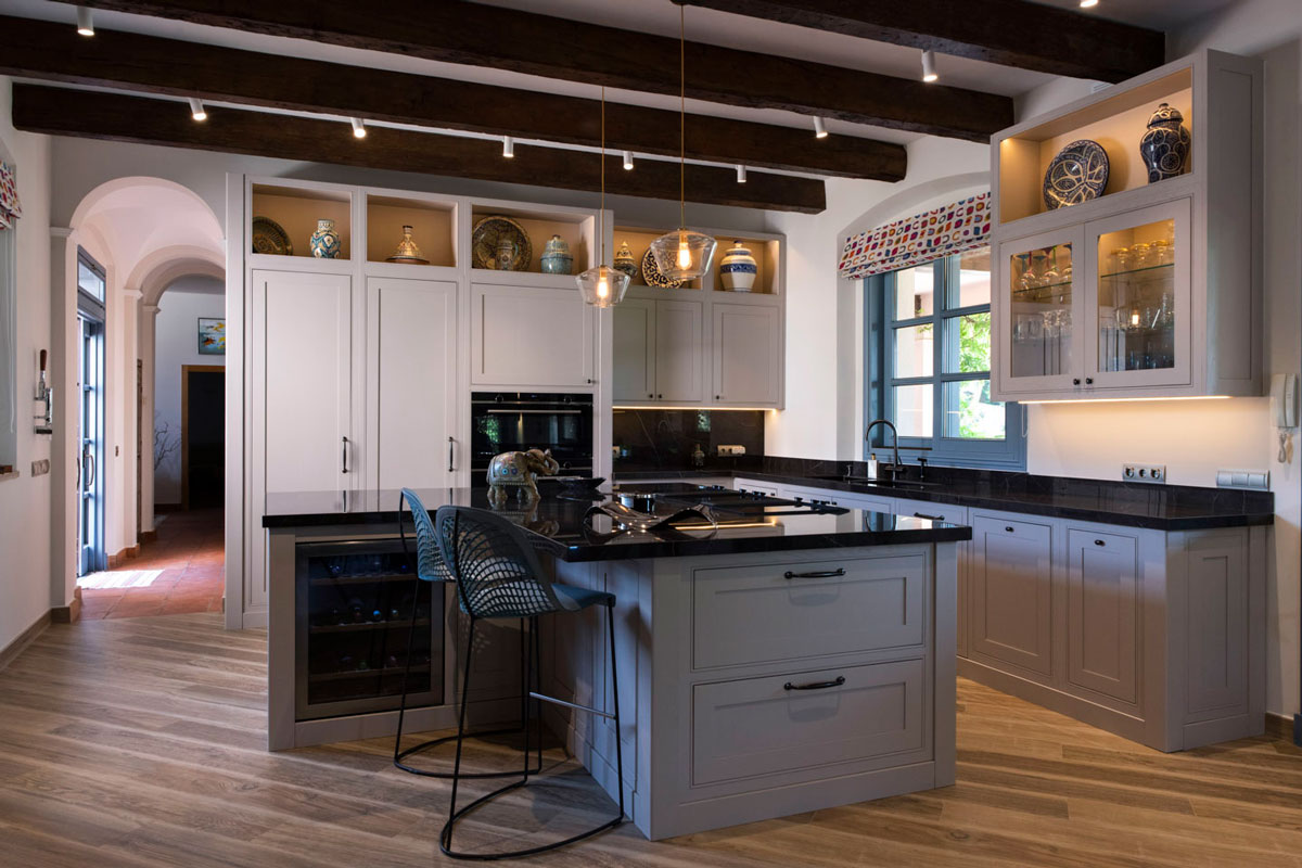 Vista principal de una renovación de cocina en Sotogrande integrada en una villa tradicional andaluza | Kubic Design Solutions