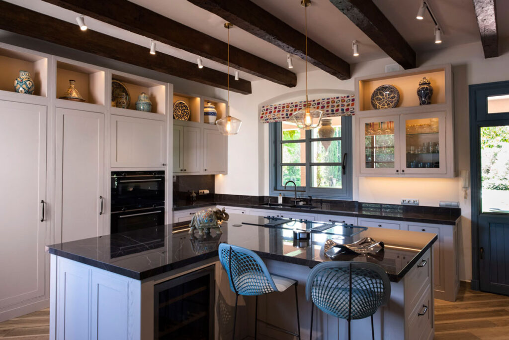 Vitrina acristalada integrada en cocina a medida en Sotogrande para aportar ligereza y elegancia | Kubic Design Solutions