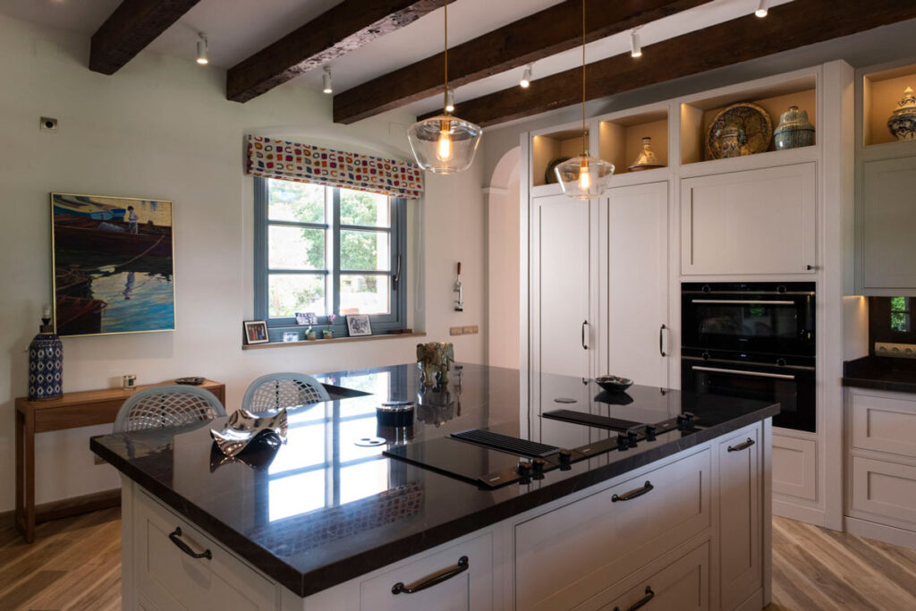 Zona de cocción en cocina a medida en Sotogrande con integración limpia y diseño funcional | Kubic Design Solutions