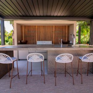 Cocina exterior con barra a medida | Kubic Design Solutions