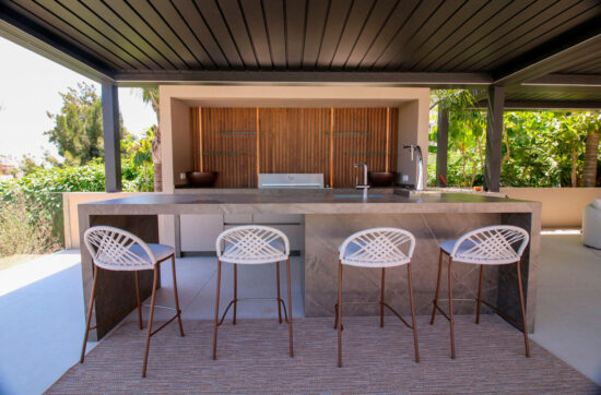 Outdoor kitchen with custom-made bar | Kubic Design Solutions