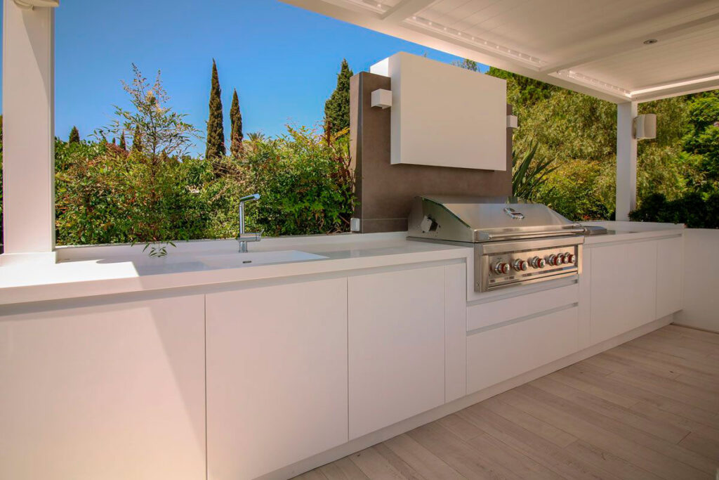 Coastal weather-resistant outdoor kitchens : Kubic Design Solutions