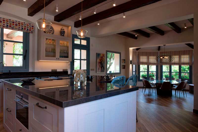 Cocina abierta al comedor con isla | Diseño de Kubic Design Solutions