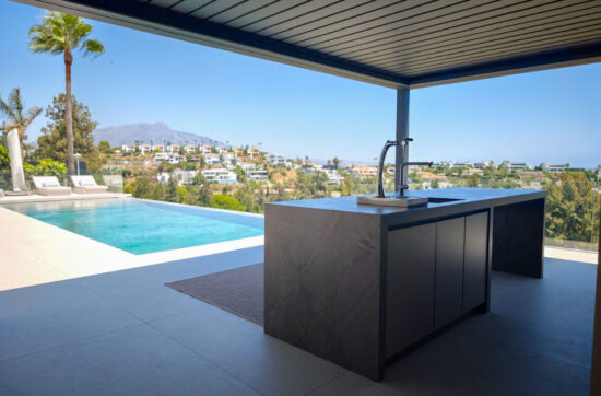 Modern outdoor kitchen with pergola | Kubic Design Solutions