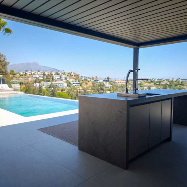 Cocina exterior moderna con pérgola | Kubic Design Solutions
