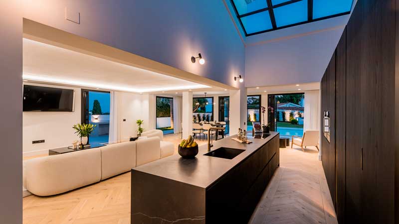 Diseños de cocinas abiertas actuales en villas | Kubic Design Solutions