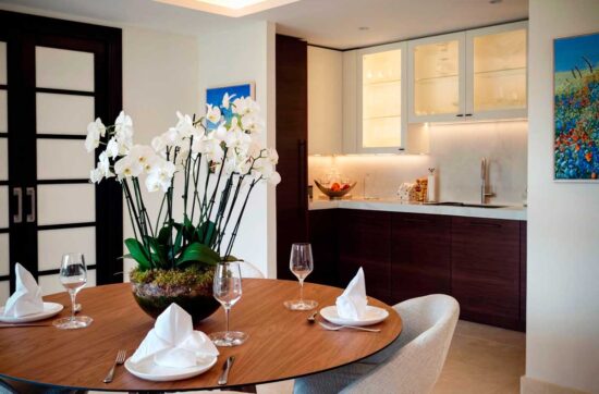 Diseño de back kitchen o cocina de servicio junto a comedor