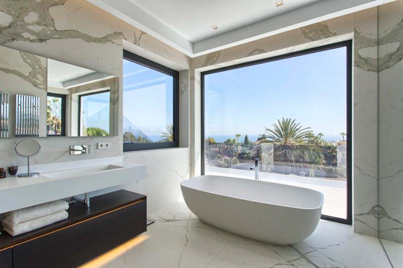 Baño en suite con bañera exenta | Kubic Design Solutions