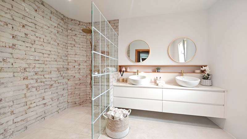 Baño en suite con ducha walk-in | Kubic Design Solutions