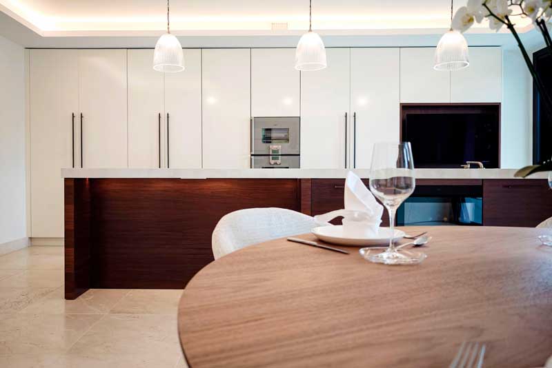 Cocina principal abierta con zona de comedor y back kitchen