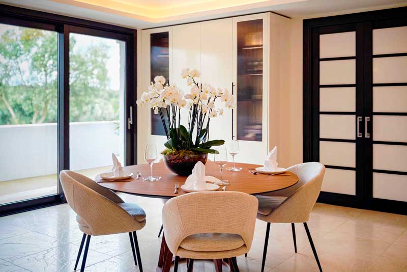 Cocina de trabajo integrada en cocina abierta al comedor y oculta tras puertas