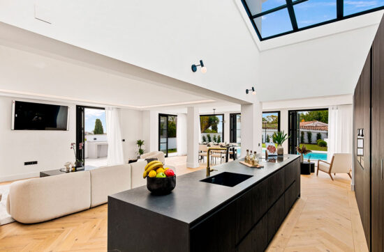 Open-concept kitchen integrated into the interior of a villa on the Costa del Sol | Kubic Design Solutions